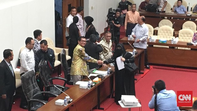 Mantan anak buah terpidana korupsi Nazaruddin, Yulianis bersaksi di hadapan Pansus Angket dan mengungkap hubungan antara KPK dengan Edhie Baskoro Yudhoyono.