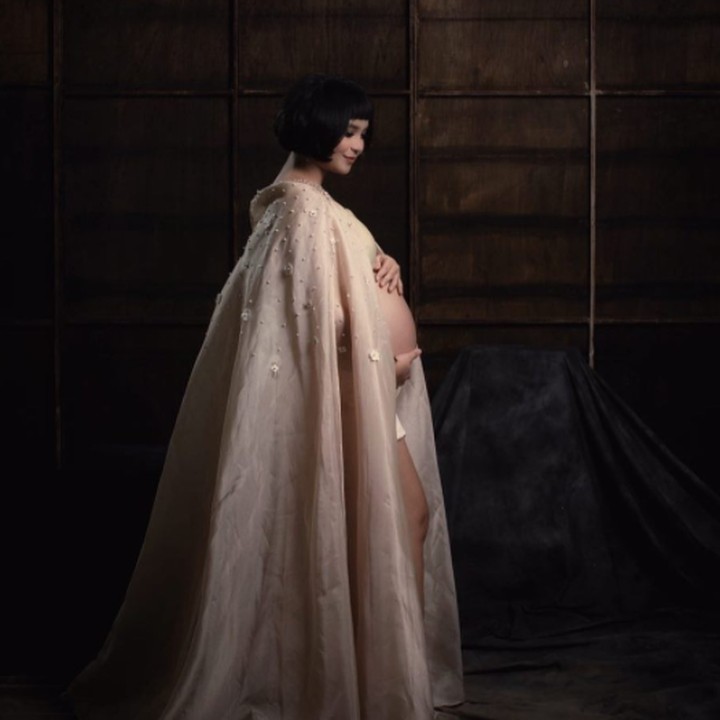 <p>Keren juga ya foto yang diabadikan oleh Putri Titian waktu kehamilannya. Gaunnya yang menyerupai jubah terlihat seperti putri kerajaan ya Bun, cocok dengan namanya 'Putri'. (Foto: Instagram @putrititian)</p>