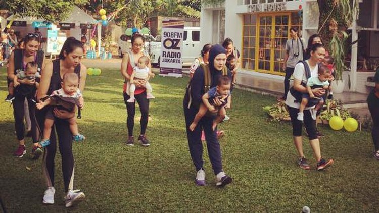 Olahraga sambil mengasuh anak? Bisa banget. Adakah Bunda yang melakukannya juga?