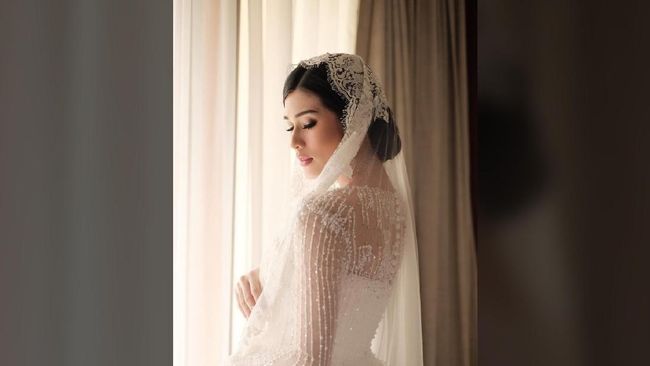 Janda dari aktor Samuel Rizal, Stevianne Agnecya tak lagi bersedih hati. Pasalnya ia sudah resmi melepas status jandanya dan baru saja menikah.