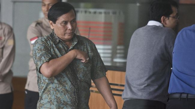 Mantan staf Dirjen Dukcapil Kemendagri Yosef Sumartono mengaku menerima uang senilai US$200 ribu dari Johanes Marliem di eskalator mal Grand Indonesia.