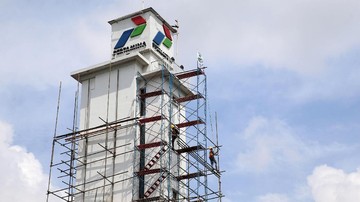 Jokowi Beri Tambahan Modal Rp2,1 T ke Pertamina Presiden Jokowi memberikan tambahan modal Rp2,1 triliun ke Pertamina. Tambahan modal berasal dari pengalihan aset negara di Kementerian ESDM.