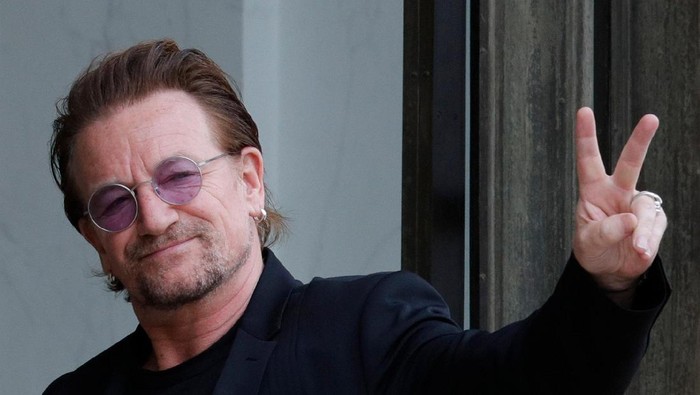 Singer Bono of Irish band U2 and co-founder of ONE organization waves as he arrives at the Elysee Palace in Paris, France, July 24, 2017.     REUTERS/Philippe Wojazer