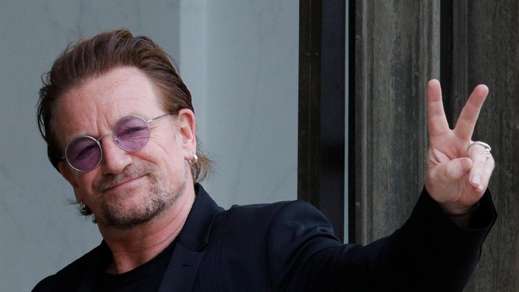Singer Bono of Irish band U2 and co-founder of ONE organization waves as he arrives at the Elysee Palace in Paris, France, July 24, 2017.     REUTERS/Philippe Wojazer