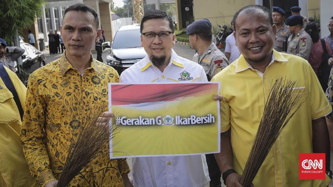 Sebelumnya, Ahmad Doli dipecat dari keanggotaannya karena dinilai terlalu vokal terhadap status Setya Novanto dalam kasus dugaan korupsi e-KTP.