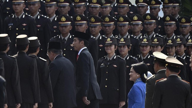 Presiden Joko Widodo (tengah) didampingi Ibu Negara Iriana Joko Widodo dan Wakil Presiden Jusuf Kalla menyapa taruna taruni usai memimpin upacara Prasetya Perwira Tentara Nasional Indonesia dan Kepolisian Negara Republik Indonesia 2017 di halaman Istana Merdeka, Jakarta, Selasa (25/7). Presiden melantik sebanyak 729 perwira remaja TNI-Polri yang terdiri dari 437 Taruna Akademi TNI dan 292 orang lulusan dari Taruna kepolisian. ANTARA FOTO/Puspa Perwitasari/aww/17.