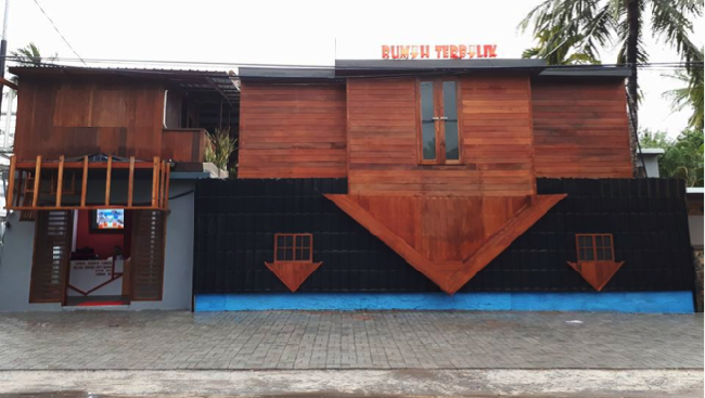 Rumah Terbalik, Spot Selfie Terbaru di Pantai Kuta Lombok Maraknya penggunaan Instagram untuk memamerkan spot foto terbaik.