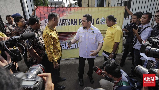 Ahmad Doli Kurnia melihat ada kesalahan prosedur dalam pemecatan dirinya. Ia menyatakan akan melawan secara politik dan hukum.