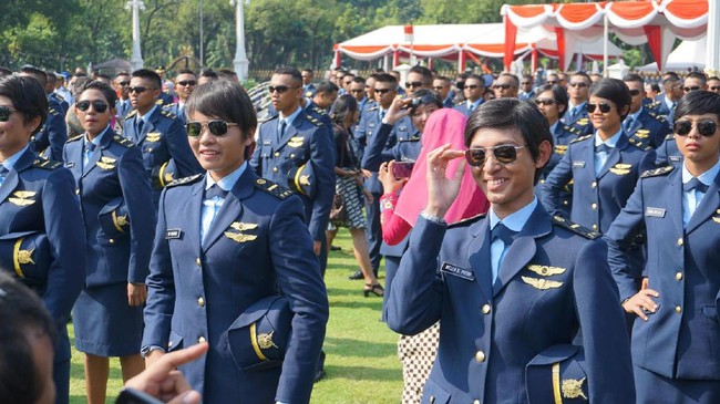 Panglima TNI Jenderal Gatot Nurmantyo dan Kapolri Jenderal Tito Karnavian bangga pelantikan perwira baru untuk kali pertama dilakukan di Istana Presiden.
