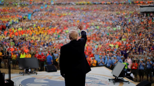 Dua anak buah Presiden AS Donald Trump yang diduga terkait intervensi Rusia untuk memenangkannya dalam pemilu 2016 lalu didakwa dengan pencucian uang.