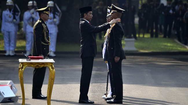 Presiden Jokowi menyematkan penghargaan Adhi Makayasa kepada empat lulusan terbaik Akademi Militer, Angkatan Laut, Angkatan Udara, dan Akpol 2023.