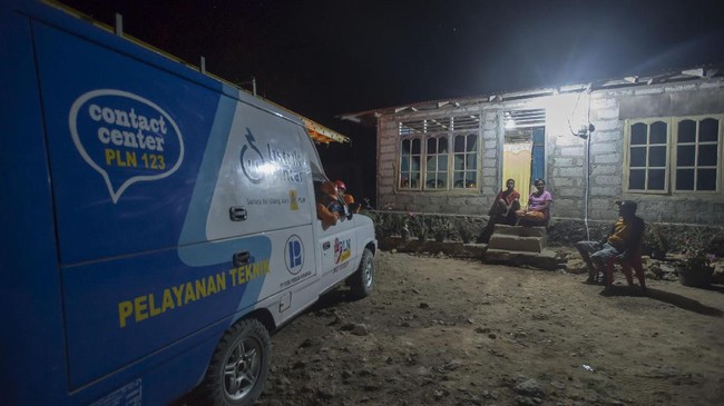 Masih ada 100 ribu kepala keluarga di NTT yang belum mendapatkan aliran listrik dari PLN di tengah wacana konversi gas LPG 3 kg ke kompor listrik.