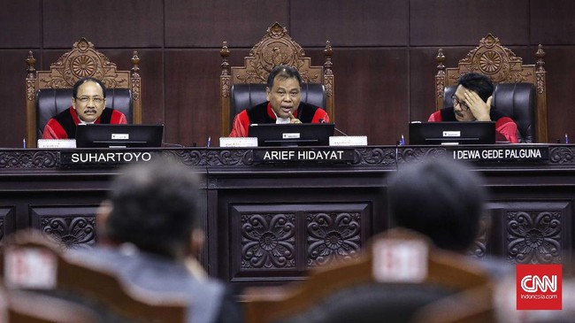 MK menolak permohonan sejumlah ormas seperti Walhi, KontraS, Imparsial, dan ELSAM untuk menjadi pihak terkait dalam sidang uji materi Perppu Ormas.