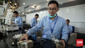 Mengasah Kemampuan OJK Menyeret Turun Bunga Kredit Bank
