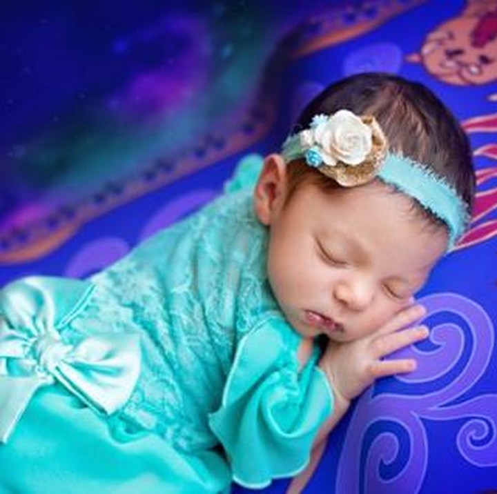 <p>Di atas permadani, putri Jasmine lagi terlelap. Eh, tapi Aladdinnya ke mana ya? (Foto: Belly Beautiful Portrait)  </p>