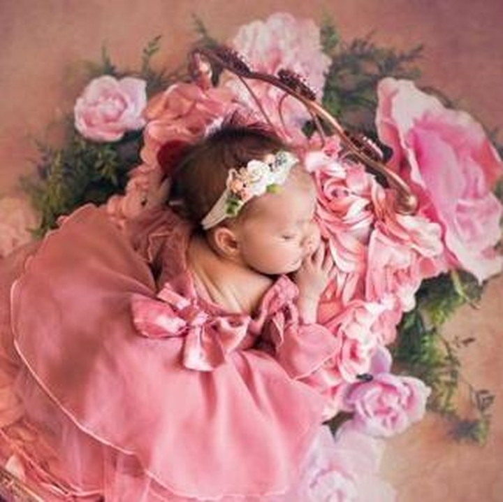 <p>Waduh, setelah jarinya tertusuk jarum beracun dari penyihir, Aurora jadi putri tidur nih Bun. (Foto: Belly Beautiful Portrait)  </p>