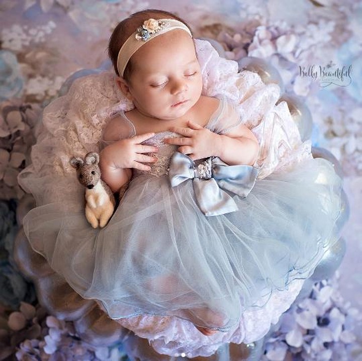 <p>Masih lengkap dengan gaun dan ditemani seekor boneka tikus, putri Cinderella tertidur pulas. (Foto: Instagram/ @bellybeautifulportrait)  </p>