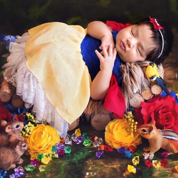 <p>Duh, habis makan apel beracun dari nenek sihir, Snow White tertidur pulas deh. (Foto: Instagram/ @bellybeautifulportrait)  </p>