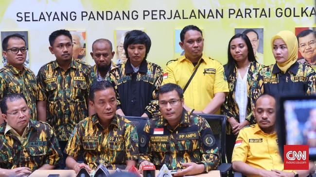 Organisasi sayap Golkar, AMPG, tegaskan mendukung Setnov sebagai ketum sesuai hasil dari rapat pleno. Mereka pun mengkritik GMPG yang bersikap sebaliknya.