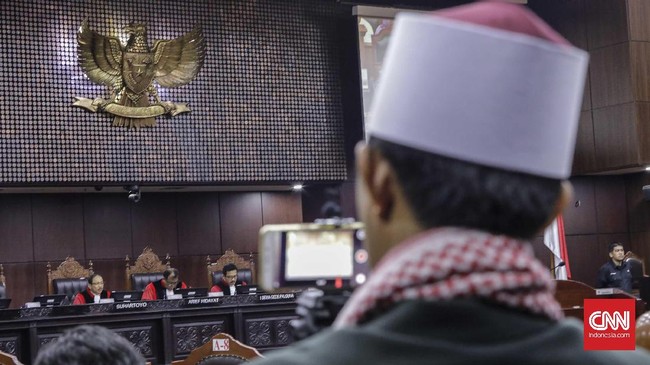 Pembahasan revisi UU MK tengah digelar DPR hari ini, Kamis (27/8) digelar secara tertutup hingga larut malam.