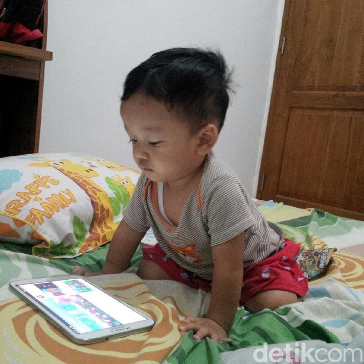 Ketika Anak di Bawah 2 Tahun Sudah Main Gadget