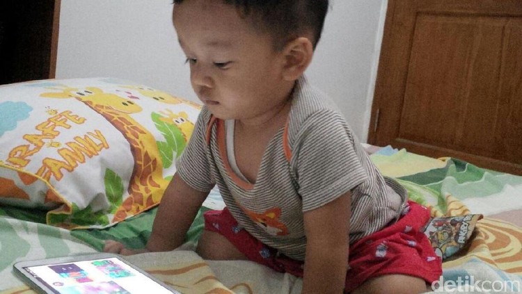 Sebaiknya anak di bawah 2 tahun nggak dikenalkan gadget. Tapi, kadang saat orang di sekitar pakai gadget, anak pun penasaran.