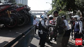 Dishub DKI Angkut Kendaraan Parkir Liar di Sekitar Grand Indonesia