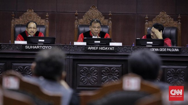 Terkendala aturan harus mengundurkan diri andai mencalonkan diri dalam pilkada, sejumlah anggota DPD melayangkan uji materi UU 10/2016 ke MK.