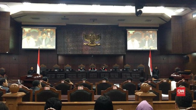 Keberadaan IDI sebelumnya digugat sejumlah dokter ke MK karena menganggap ada praktik monopoli dalam mengeluarkan sertifikasi profesi dokter. 