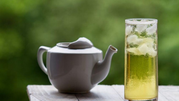 Teh daun kelor menjadi minuman yang populer karena bermanfaat bagi kesehatan. Cara membuatnya mudah dan praktis. Yuk, Bun simak langkah pengolahanya.