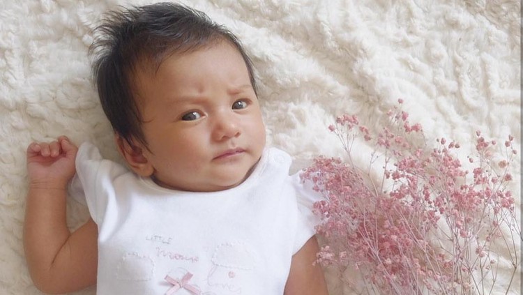 Salma, putri kecil aktris Atiqah Hasiholan tidak ditindik telinganya. Soal ini, Atiqah punya penjelasannya, Bun.