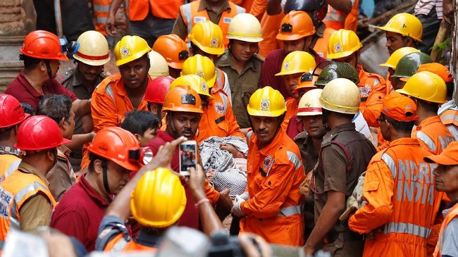 Mencari Jenazah di Antara Reruntuhan Apartemen Mumbai