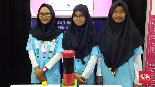 Tiga siswi SMA Negeri 1 Bojonegara ini membuat alat pemberi makan ternak otomatis menggunakan bantuan ponsel. Bagaimana caranya?