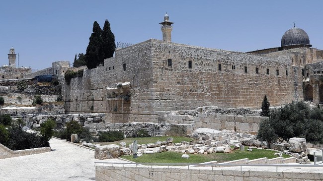 Mufti Palestina, Syekh Muhammad Hussein, menerbitkan fatwa mengharamkan umat Muslim dari UEA yang hendak beribadah di Masjid Al-Aqsa.