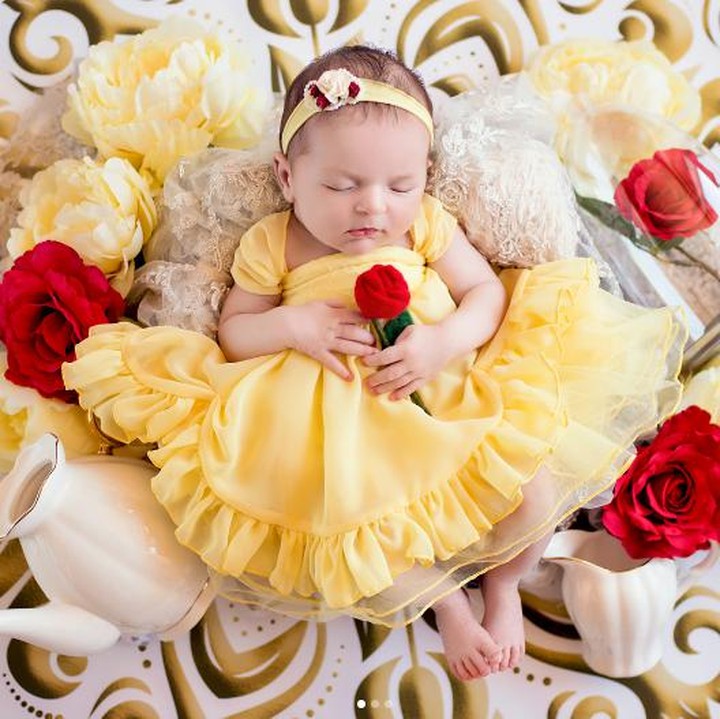 <p>Memegang setangkai mawar dan gaun kuning, bayi mungil ini menggambarkan sosok Belle banget ya, Bun. (Foto: Instagram/ @bellybeautifulportrait)  </p>