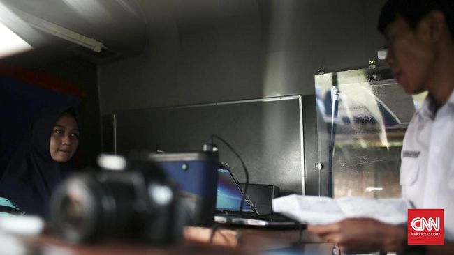 Anak Buah Tito Menyamar, Ungkap Ribet Urus Dokumen di Jakarta Tim Kemendagri menyamar ke 9 kelurahan Jakarta dan mendapati proses pengurusan administrasi kependudukan dibuat ribet dengan segudang syarat.
