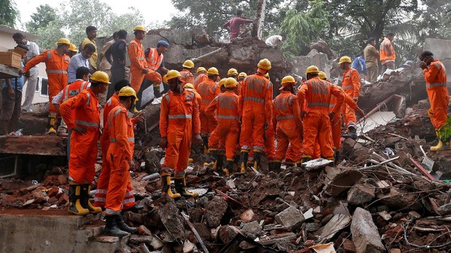 Polisi India menahan pemilik apartemen empat lantai di Mumbai usai bangunan tersebut ambruk dan menewaskan 17 orang, serta menjebak 40 lainnya.