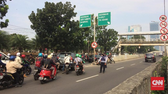 Sebuah video viral memperlihatkan sepeda motor berpelat dinas Polri 121653-VII tak ditilang saat melintas di Jalan Layang Non Tol (JLNT) Casablanca, Jakarta.