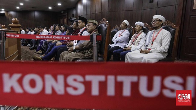 Pemerintah menuduh HTI dengan ideologi khilafahnya. Tapi itu tidak diklarifikasi lebih dulu oleh pemerintah kepada HTI. Malah justru pemerintah membubarkan HTI.