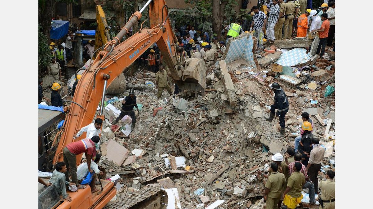 Mencari Jenazah di Antara Reruntuhan Apartemen Mumbai