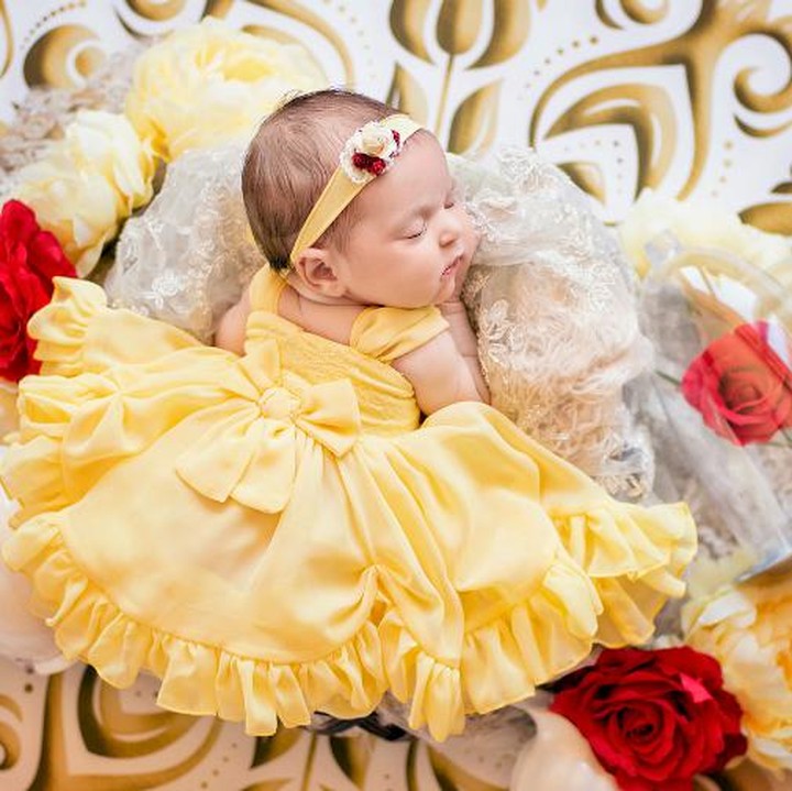 <p>Putri Belle cilik ini masih tertidur pulas. Masih dengan mawar di dalam toples yang menjadi tanda kutukan untuk si buruk rupa. (Foto: Instagram/ @bellybeautifulportrait)  </p>