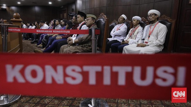Sebelum sidang dilanjutkan, Yusril meminta nasihat kepada majelis hakim MK tentang legal standing HTI, karena khawatir gugatan HTI atas perppu Ormas sia-sia.