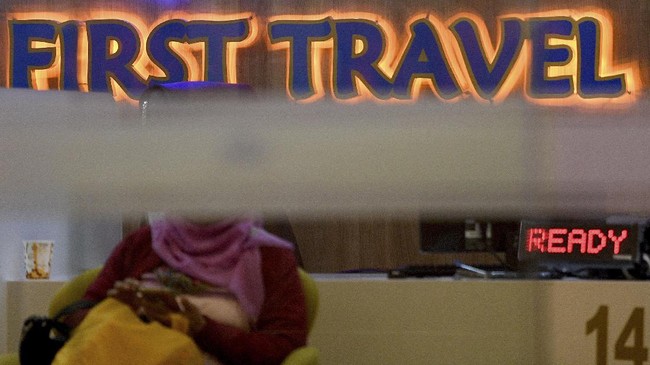 Tiga tersangka dugaan penipuan perjalanan umrah First Travel diserahkan Bareskrim Polri ke Kejari Depok beserta berkas tahap kedua.