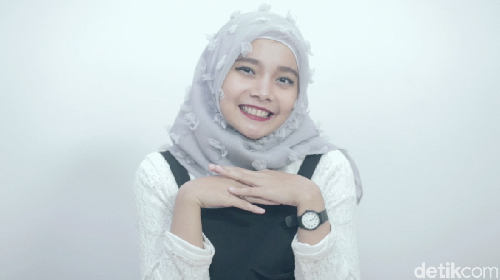 Tutorial Hijab Segi Empat Bulu-bulu yang Lagi Tren Tutorial Hijab Segi Empat Bulu-bulu yang Lagi Tren