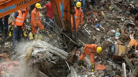 Mencari Jenazah di Antara Reruntuhan Apartemen Mumbai