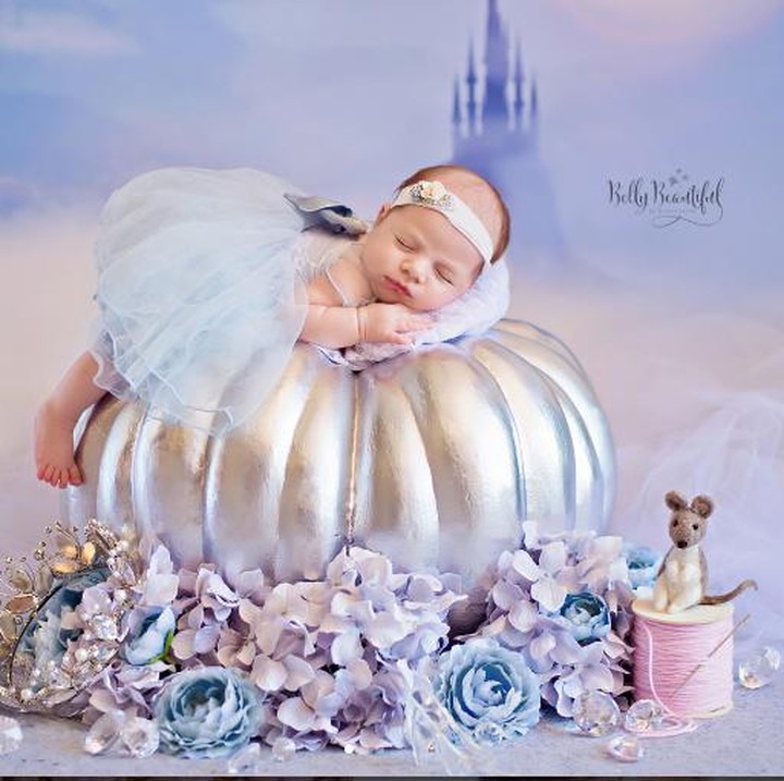 <p>Ini dia si Cinderella cilik. Tertidur nyenyak di atas labu dan ditemani seekor boneka tikus. Nggemesin banget ya, Bun. (Foto: Instagram/ @bellybeautifulportrait)  </p>