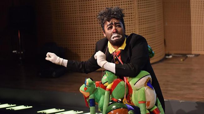 'Warisan' merupakan pentas terbaru Teater Koma, yang bercerita soal panti wreda yang terpisah antara penghuni kaya dan penghuni miskin.