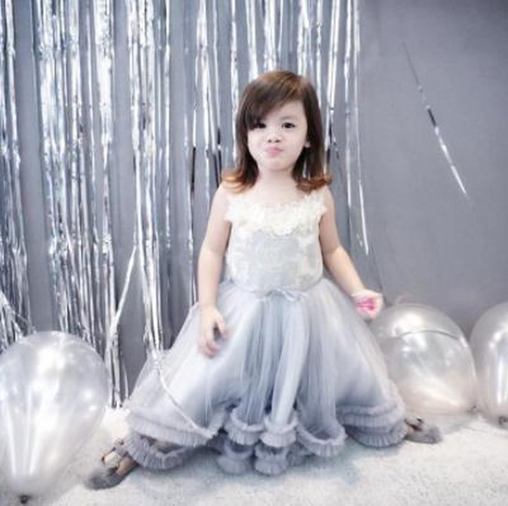 <p>Foto Zoe, putri Jonathan Frizzy, keren banget ya, Bun, glamour. Zoe seperti princess dengan gaunnya bernuansa silver. (Foto: Instragram @dhenafrizzy)</p>
