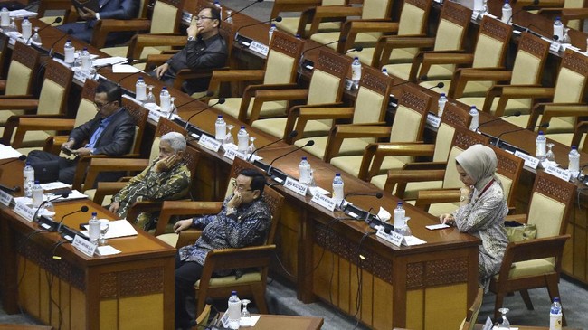 Sekretaris Jenderal DPR mengklaim fasilitas uang muka sebesar Rp116 juta untuk pembelian mobil masing-masing anggota dewan ditunda hingga waktu belum ditentukan