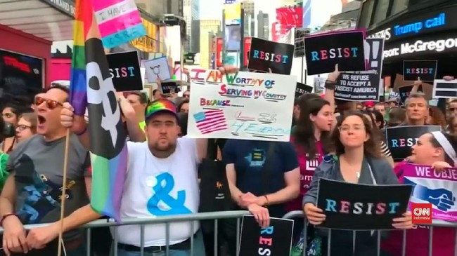 Trump digugat terkait kebijakannya untuk kembali melarang transgender untuk masuk militer AS dalam 'kapasitas apapun'.